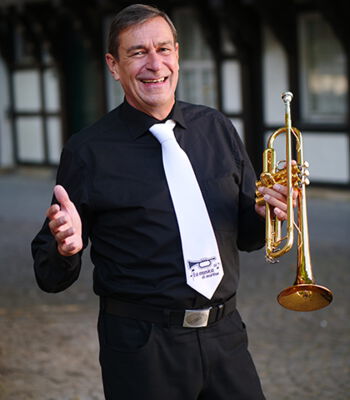 Martin Korte mit Trompete, offen für Kontaktaufnahme