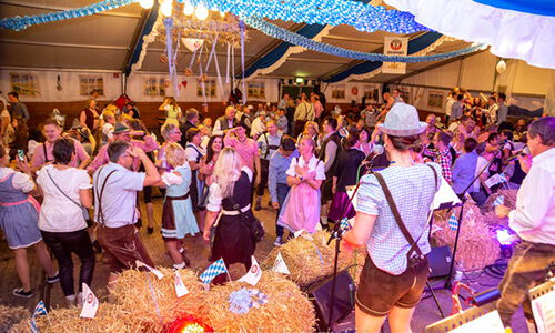 Tanz auf Oktoberfest mit Blaskapelle in Tracht